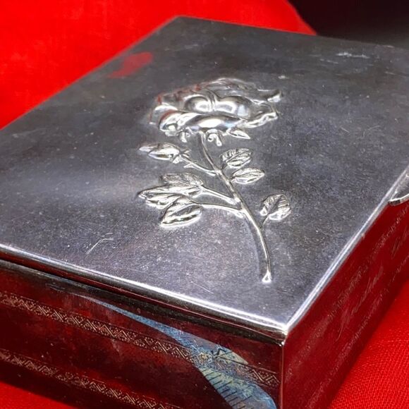 Larger trinket felt lined metal and wooden box with raised rose stem on lid - Picture 5 of 8